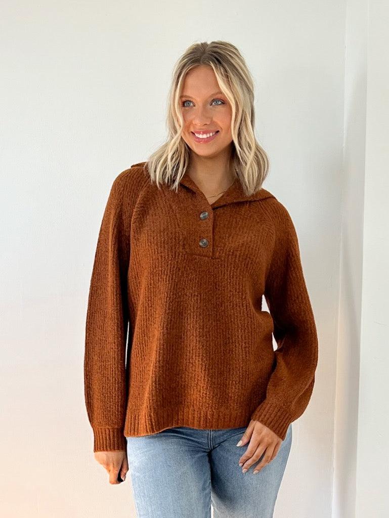 Sweater with an oversized fit, with a wide collar that has three button closure,